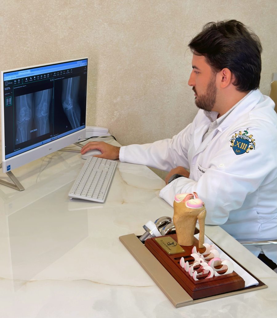 Dr. Lucas Rezende avaliando radiografia do joelho